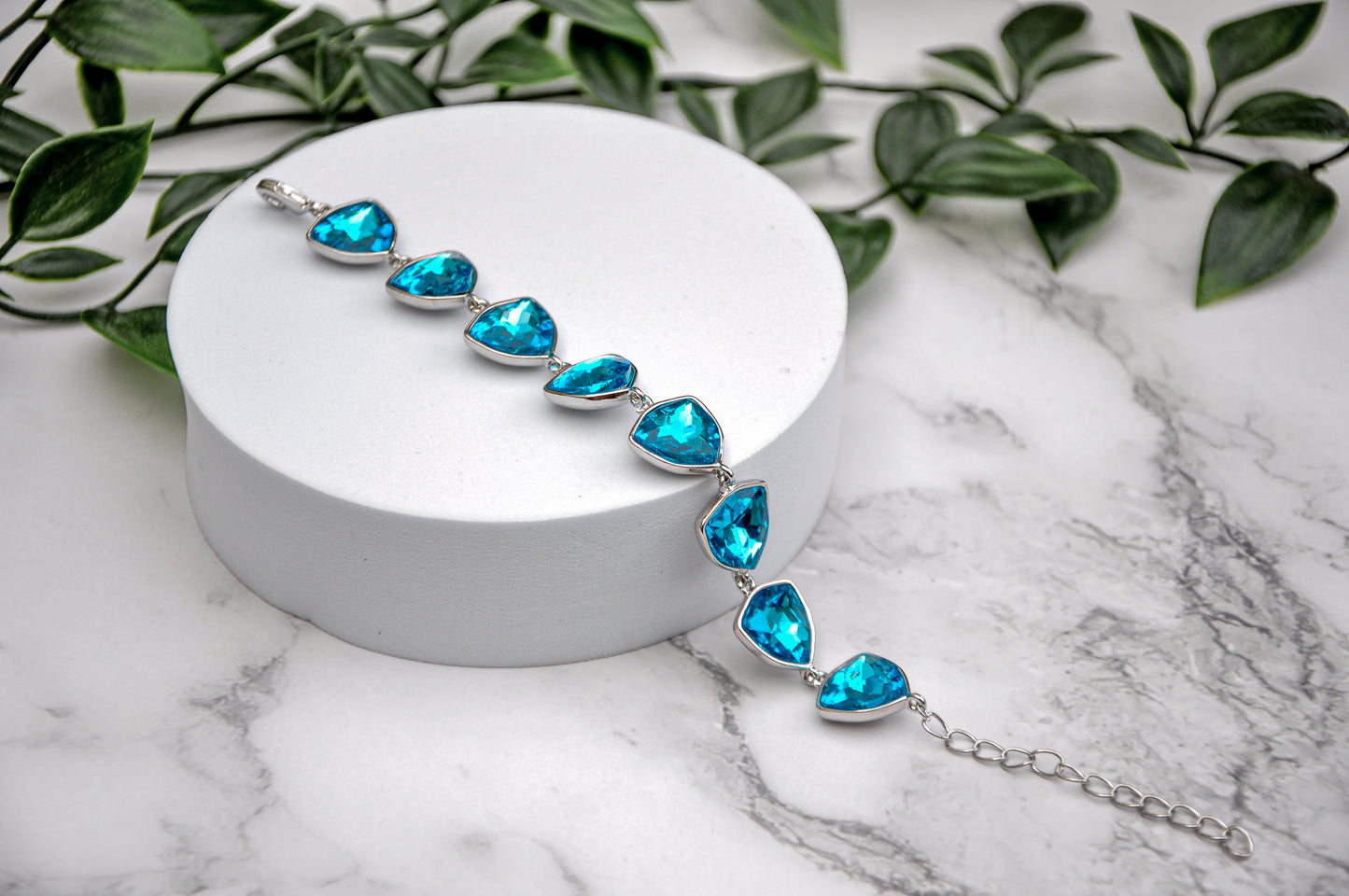 Aquamarine gemstone bracelet in silver setting, featuring teardrop-shaped stones for a stylish look.