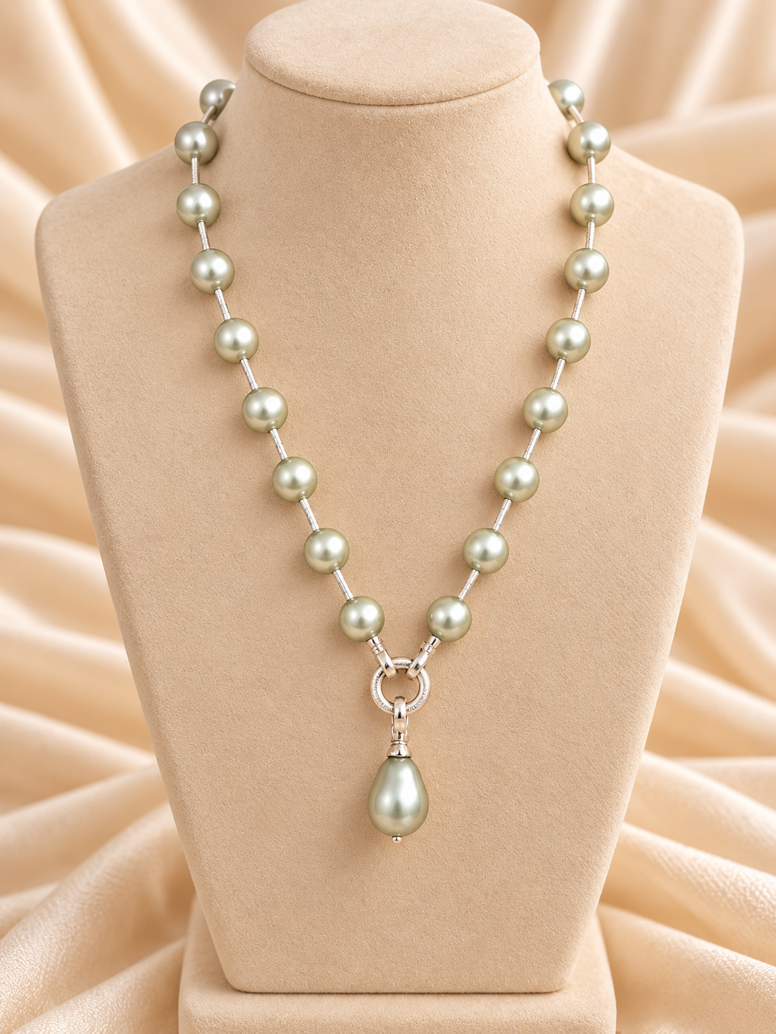 Gealach Pearl Necklace