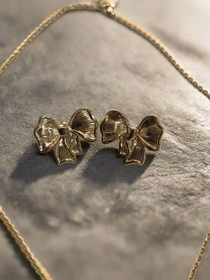 Elegant gold bow earrings, detailed vintage design, perfect for formal and casual occasions.
